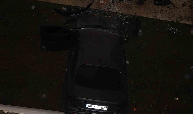 Kontrolden çıkan otomobil binanın 3&#039;üncü katına çarptı