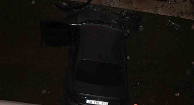 Kontrolden çıkan otomobil binanın 3'üncü katına çarptı