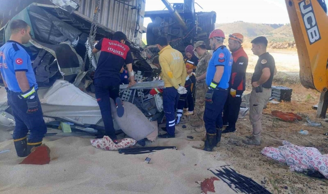 Kontrolden çıkan tır köprüden uçtu: 2 ölü