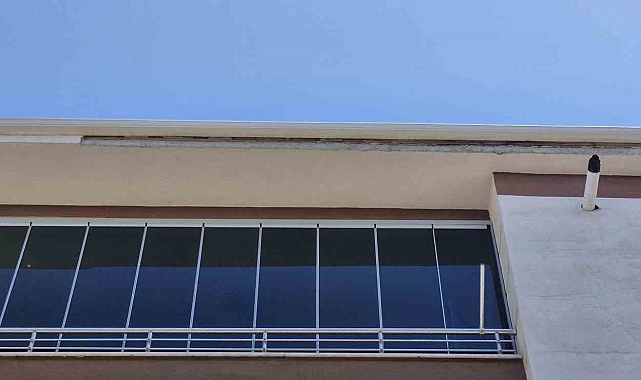 Kopan beton parçaları park halindeki otomobilin üzerine düştü