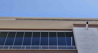 Kopan beton parçaları park halindeki otomobilin üzerine düştü