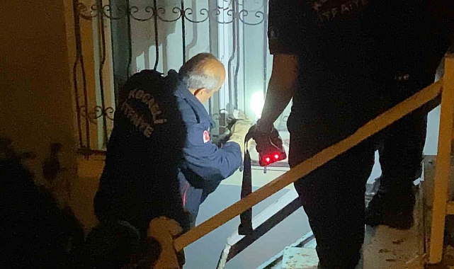 Korkuluğa sıkışan kedinin imdadına, itfaiye yetişti