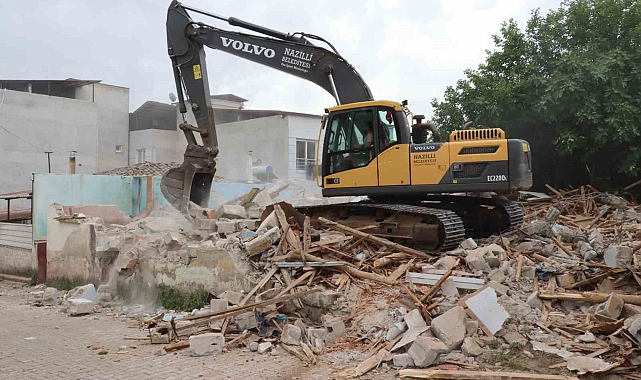 Koruma alanında kalan metruk binanın yıkımı için çalışma başlattı