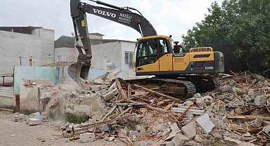 Koruma alanında kalan metruk binanın yıkımı için çalışma başlattı