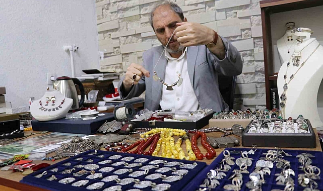 Köylerden topladığı antika eşyaları harmanlayıp satışa sunuyor