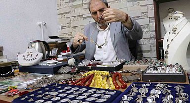 Köylerden topladığı antika eşyaları harmanlayıp satışa sunuyor