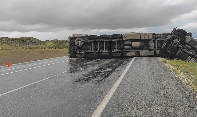 Kozmetik ürünü yüklü tır devrildi