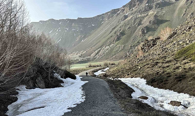 Krater Gölü, yolunun kardan kapalı olmasına rağmen, turistleri ağırlamaya başladı