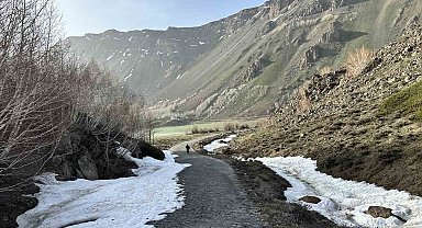 Krater Gölü, yolunun kardan kapalı olmasına rağmen, turistleri ağırlamaya başladı