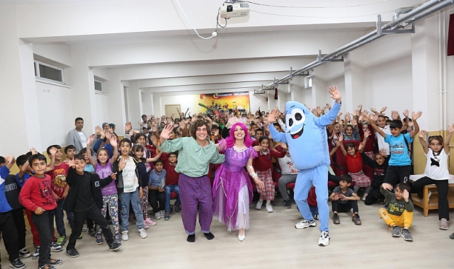 ‘Küçük Su Damlası’ tiyatro oyununa minik öğrencilerden yoğun ilgi