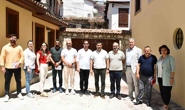 Kuşadası Belediye Başkanı Günel, restorasyonu tamamlanan tarihi evleri ziyaret etti