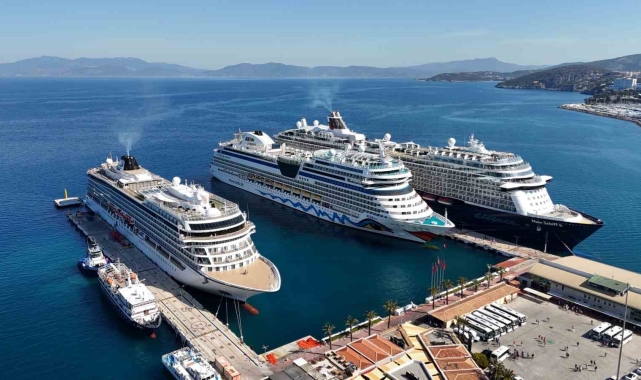 Kuşadası&#039;na üç gemiyle toplam 6 bin 590 turist geldi