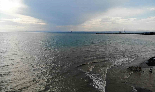 Kuvvetli yağış sonrası hatay&#039;da şiddetli yağışlar sonrası denizin rengi değişti