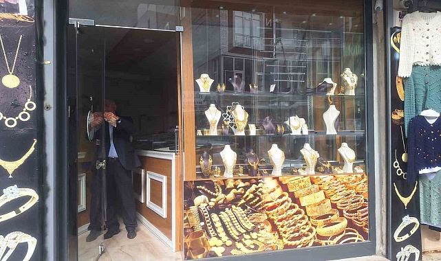 Kuyumcunun duvarını delip  3 milyona yakın altın çaldılar