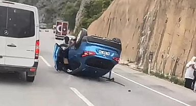 Lastiği patlayan cip duvara çarpıp takla attı. sürücü yaralandı