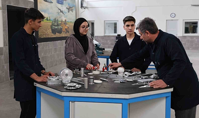 Lise öğrencileri savunma sanayiine 200&#039;den fazla parça üretiyor