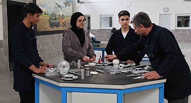 Lise öğrencileri savunma sanayiine 200'den fazla parça üretiyor