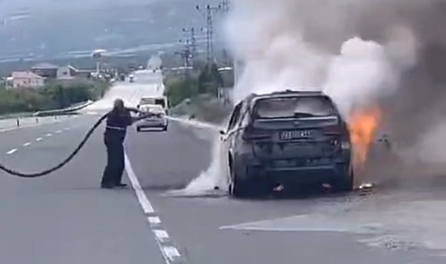 Lüks araç, seyir halindeyken alev aldı