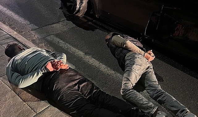 lüks araçta 16 kaçak göçmen yakalandı