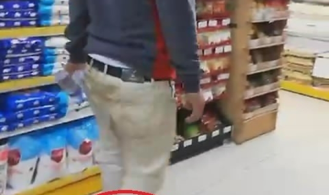 &#039;Market kirlenmesin&#039; diye ayaklarına poşet giydi