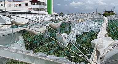 Mersin'de şiddetli fırtına seralara zarar verdi