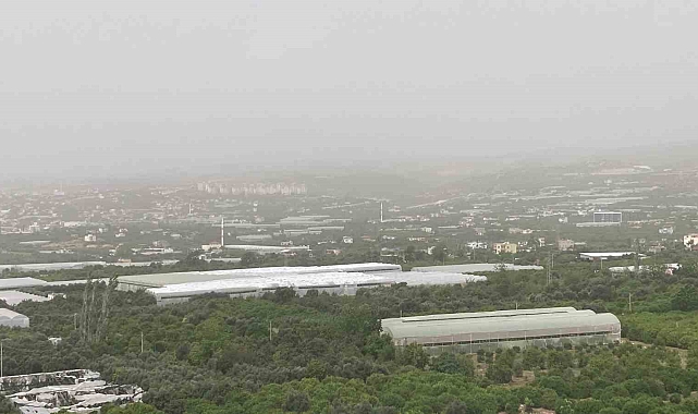 Mersin&#039;i toz bulutu kapladı, araçlar çamura bulandı