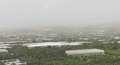Mersin'i toz bulutu kapladı, araçlar çamura bulandı