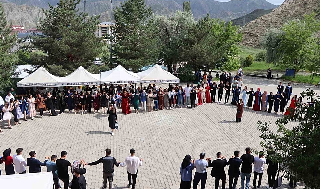 Meslek Yüksek Okulu&#039;nda mezuniyet coşkusu yaşandı