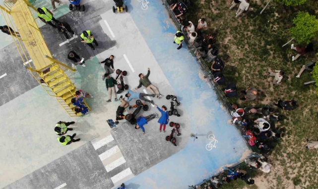 Minik öğrencilere canlandırmalı kaza anında müdahale eğitimi