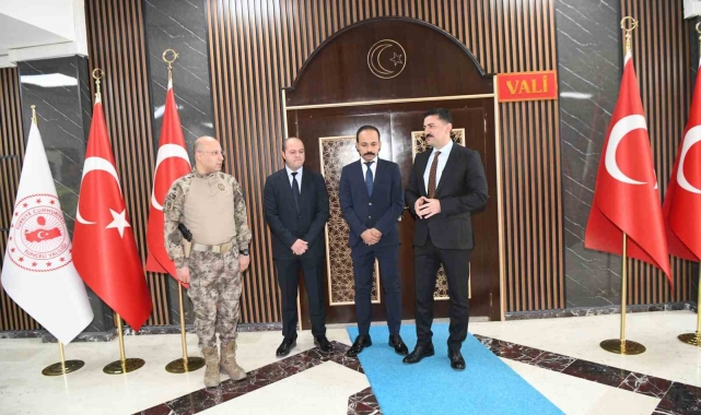 Misafirlikteyken yan komşuyu hayata bağlayan polislere takdir belgesi verildi