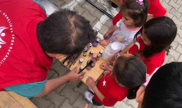 Muğla&#039;da gönüllü gençler, Yatağan Katrancı İlkokulu öğrencileri ile bir araya geldi