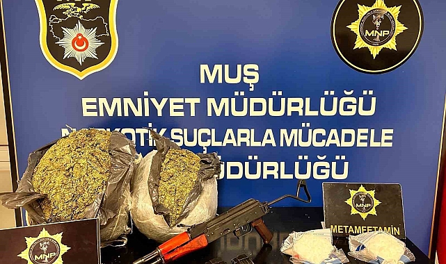 Muş&#039;ta iki araçta silah ve uyuşturucu ele geçirildi