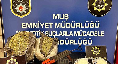 Muş'ta iki araçta silah ve uyuşturucu ele geçirildi