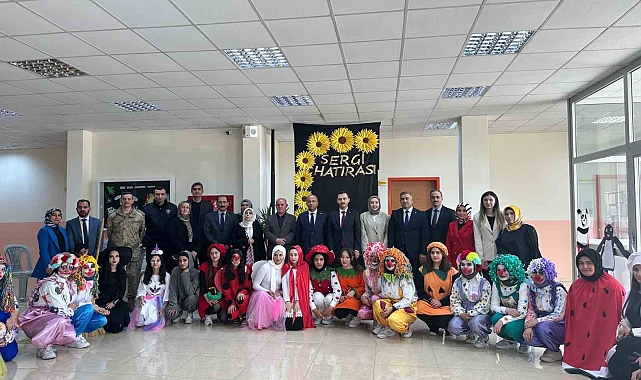 Nenehatun öğrencileri, hazırladıkları ürünleri okul binasında sergiledi