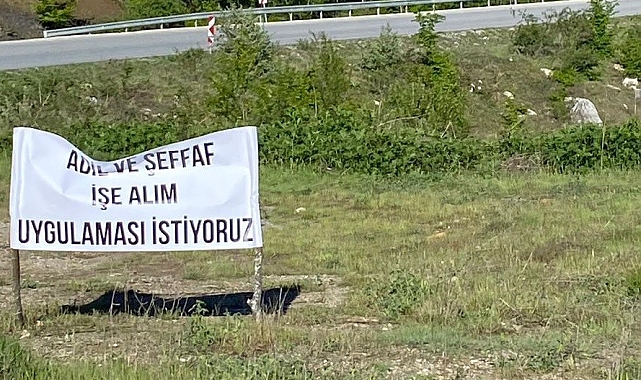Ocak Yolu üzerine tepki pankartları asan vatandaşlar, adil ve şeffaf bir işe alım süreci istediler