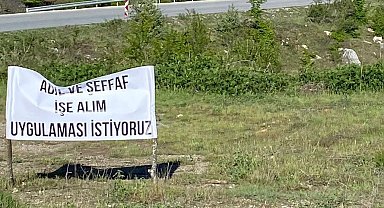 Ocak Yolu üzerine tepki pankartları asan vatandaşlar, adil ve şeffaf bir işe alım süreci istediler