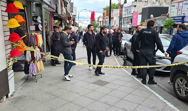 Öfkeli kadın, elindeki silahla husumetli olduğu başka bir kadına sıktı