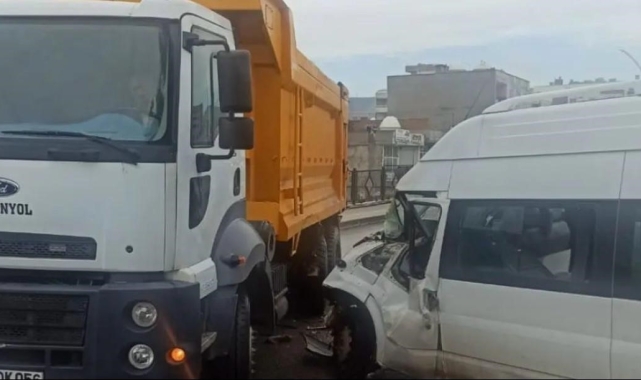 Öğrenci servisi kaza yaptı: 15 yaralı