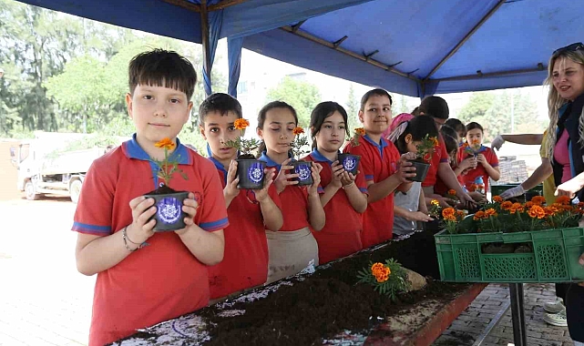 Öğrenciler, Belediye fidanlığında ders işledi