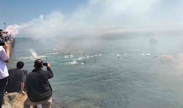 Öğrenciler diplomalarını yüzerek aldı