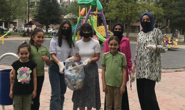 Öğrenciler hem fidan dikti, hem de çevreyi temizledi