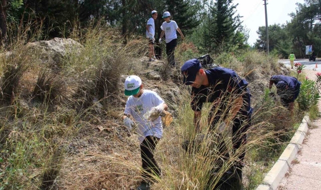 Öğrenciler ormanlık alanda temizlik yaptı