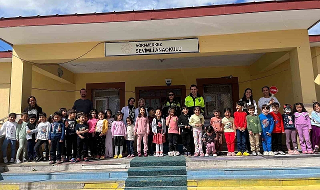 Öğrencilerine trafik polisleri tarafından eğitim verildi