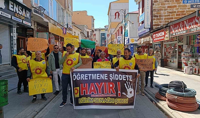 Öğretmenler &quot;Şiddete Dur&quot; demek için bir araya geldi