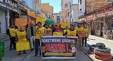 Öğretmenler "Şiddete Dur" demek için bir araya geldi