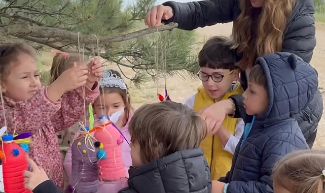 Okuldaki anaokulu öğrencileri kuşlar için yemlik hazırladılar