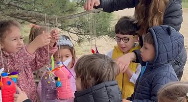 Okuldaki anaokulu öğrencileri kuşlar için yemlik hazırladılar