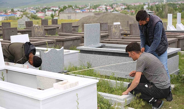 Ölmeyen kaynana için yüzde 50 indirimli mezar taşı kampanyası başlatıldı