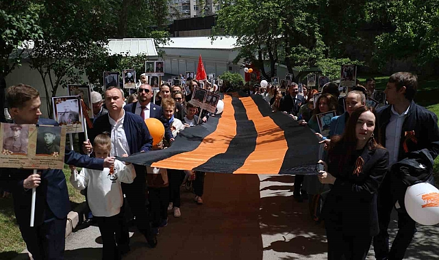 &#039;Ölümsüz Alay&#039; yürüyüşünde, dövizler taşındı ve marşlar söylendi