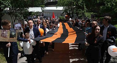 'Ölümsüz Alay' yürüyüşünde, dövizler taşındı ve marşlar söylendi